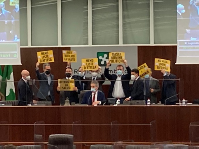 Nuova Legge Sanitaria Lombardia, il Ms5 protesta tra fischietti e striscioni: 9 consiglieri espulsi dall’aula
