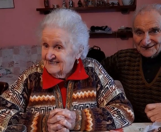 Sconfigge il Covid a 91 anni e riabbraccia il marito