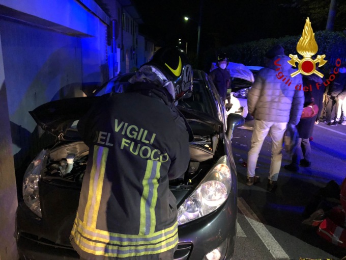 Scontro tra auto a Grandate SIRENE DI NOTTE