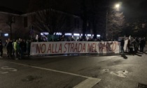 Sit-in ambientalista fuori dal Comune contro la "strada nel parco"