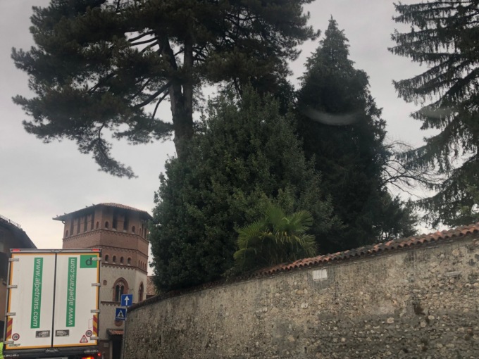 Tir bloccato in via Lucini, traffico deviato