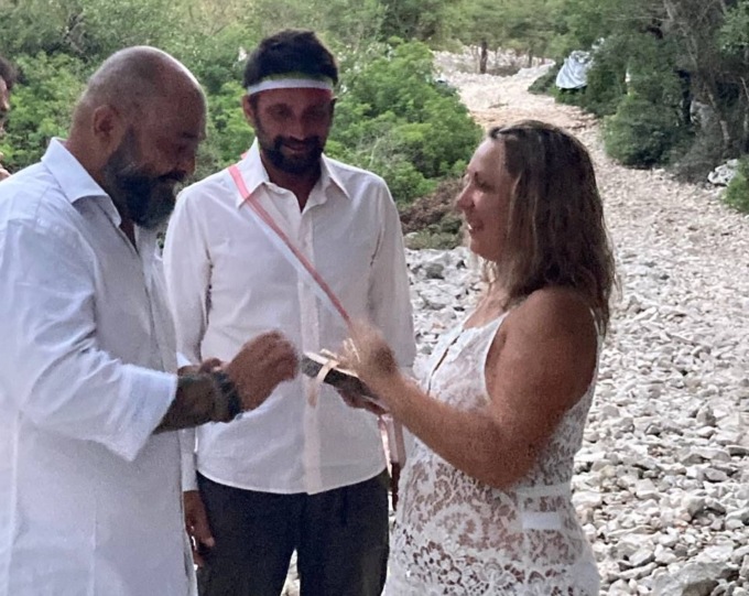 Roberta e Mino “sposi selvaggi”:  20 anni di nozze a picco sul mare