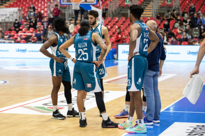 Pallacanestro Cantù arriva la prima sconfitta in campionato