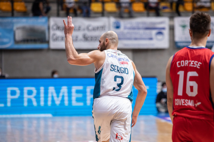 Pallacanestro Cantù sconfigge Mantova: ora è primato solitario