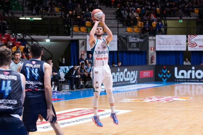Pallacanestro Cantù e Francesco Stefanelli ancora insieme per altre due stagioni sportive