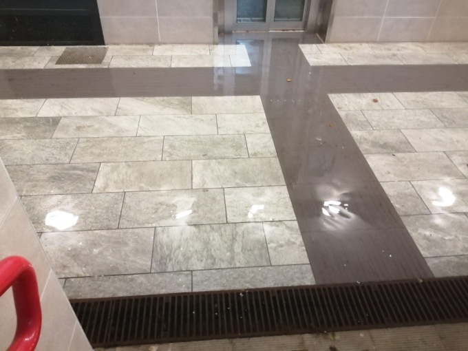 Allagato il sottopasso della stazione di Grandate