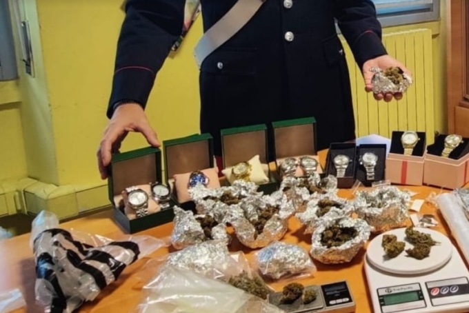 Arrestato spacciatore, vendeva anche orologi contraffatti