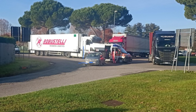 Nuovo incidente alla rotonda dell’Iper di Grandate: coinvolti due ciclisti