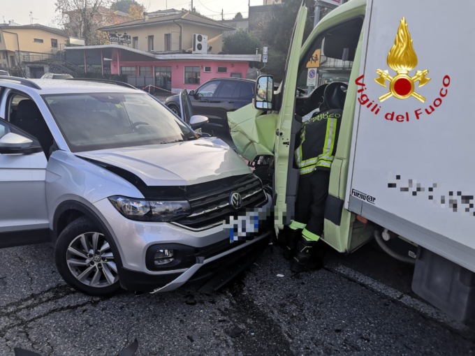 Incidente a Tavernerio: schianto tra due auto e un furgone