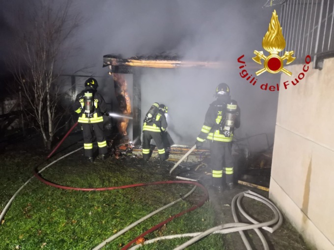 Incendio legnaia a Pontelambro