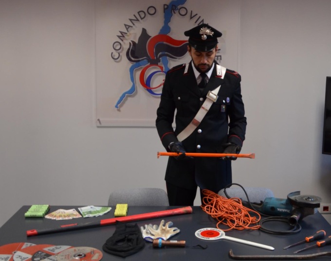 Apre la cassaforte della Coop con un flessibile, ma l’allarme suona e viene arrestato