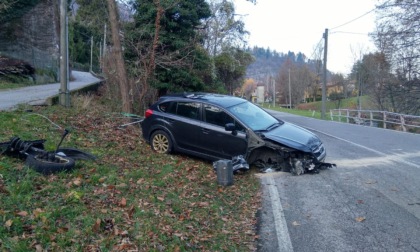 Va contro il guardrail e si ribalta con l'auto