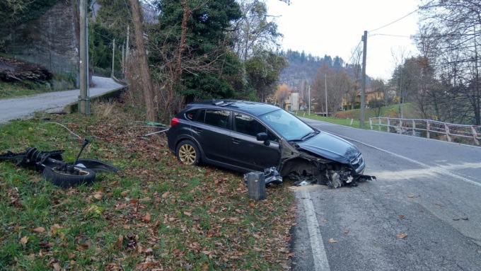 Va contro il guardrail e si ribalta con l’auto