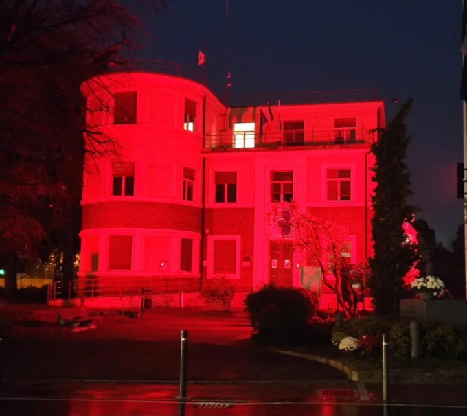 Giornata contro la violenza sulle donne il Municipio si colora di rosso
