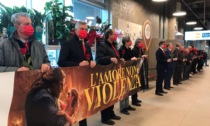 Flash mob al maschile contro la violenza sulle donne all'Iperal