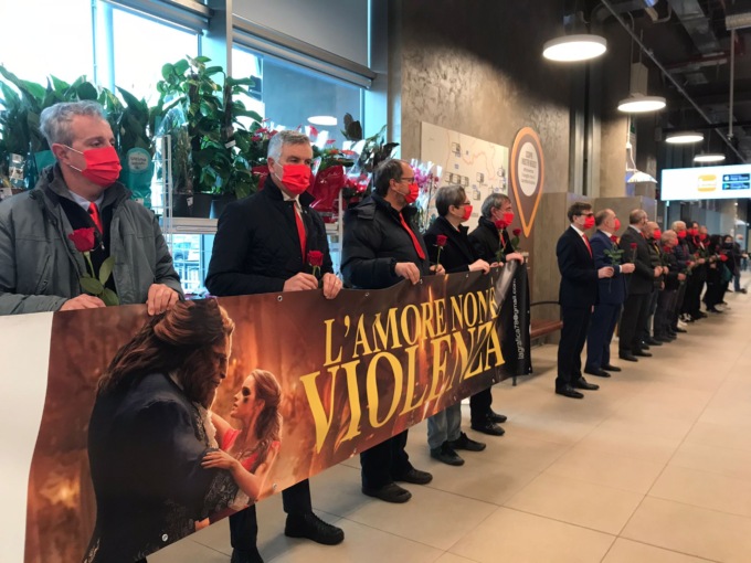 Flash mob al maschile contro la violenza sulle donne all’Iperal