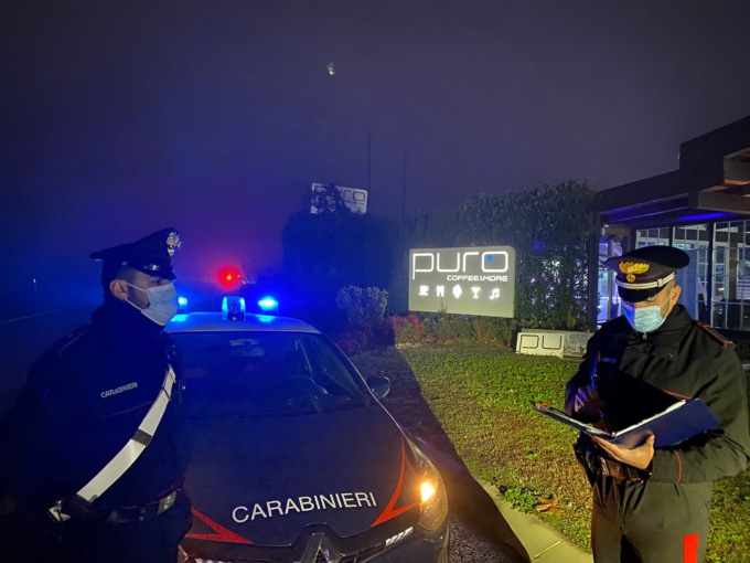 Niente mascherina né green pass, alcool servito ai minori: chiuso un locale