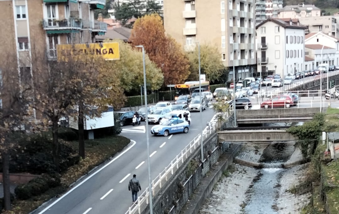 como, auto esce di strada e finisce nel cosia