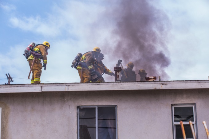 Terribile incendio in un appartamento a Stabio: non ce l’hanno fatta un gatto e alcuni canarini