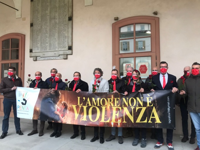La Giunta e i dipendenti comunali in un flash mob contro la violenza sulle donne