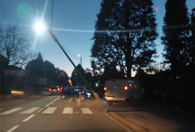Incidente a Carugo nell’impatto si piega il palo della luce