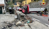 Camion finisce contro un muro: l'autista resta incastrato nel mezzo
