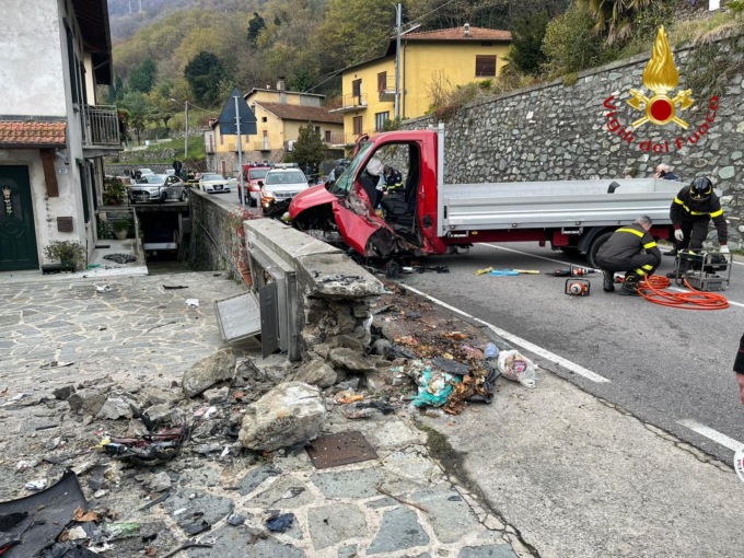 Camion finisce contro un muro: l’autista resta incastrato nel mezzo
