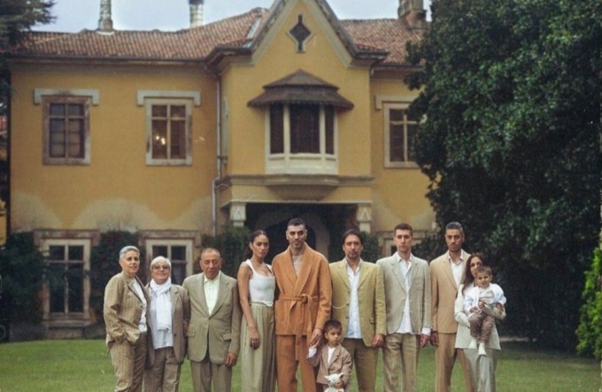 “Noi, loro, gli altri”: Marracash sbatte in copertina Villa Cramer