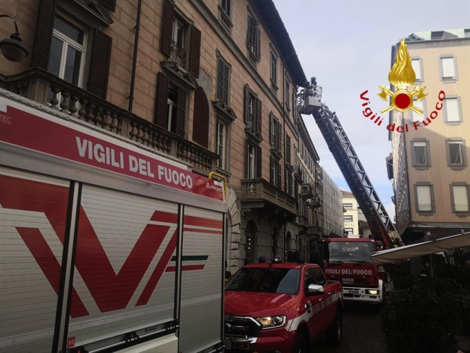 Persiana pericolante in centro, arrivano i Pompieri