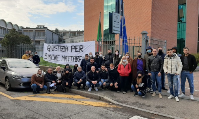 Morte di Simone Mattarelli, striscioni fuori dal Tribunale contro l’archiviazione