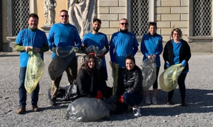 I volontari di WeRoof puliscono il parco di Villa Olmo e i giardini pubblici