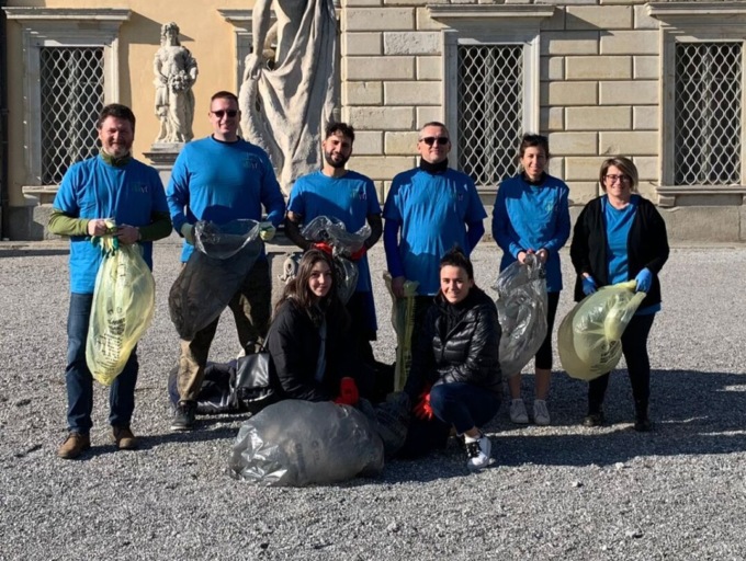 I volontari di WeRoof puliscono il parco di Villa Olmo e i giardini pubblici