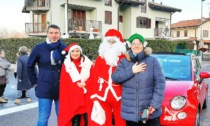 A Olgiate Comasco Babbo Natale arriva a bordo di una Fiat 500... cabrio