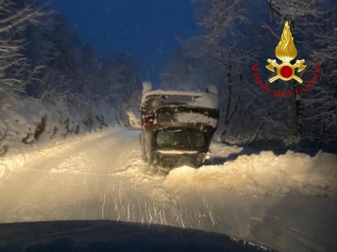 Neve e disagi: una pianta cade in strada a Cantù, ad Albavilla un’auto si ribalta