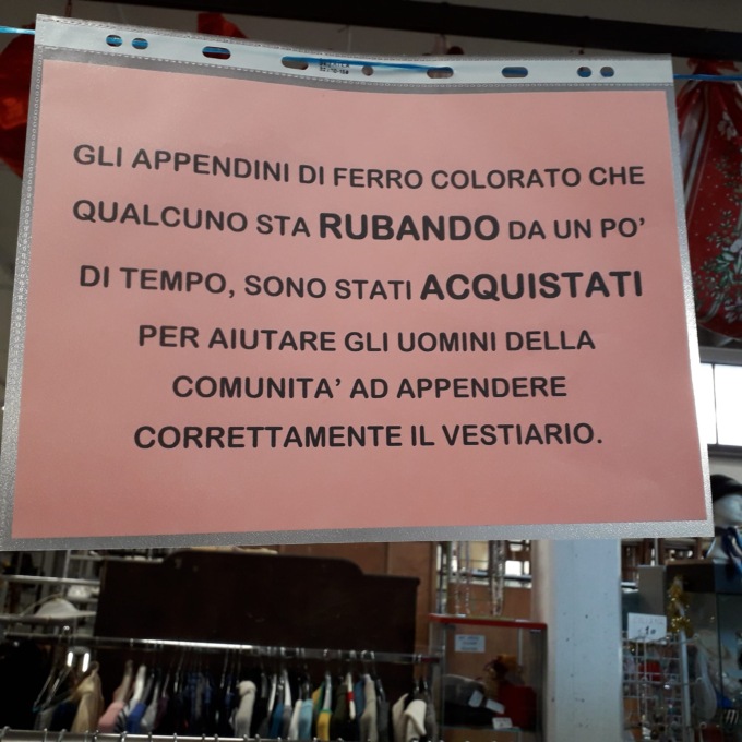 Rubano gli appendiabiti dal mercatino: una cattiveria che danneggia i più deboli