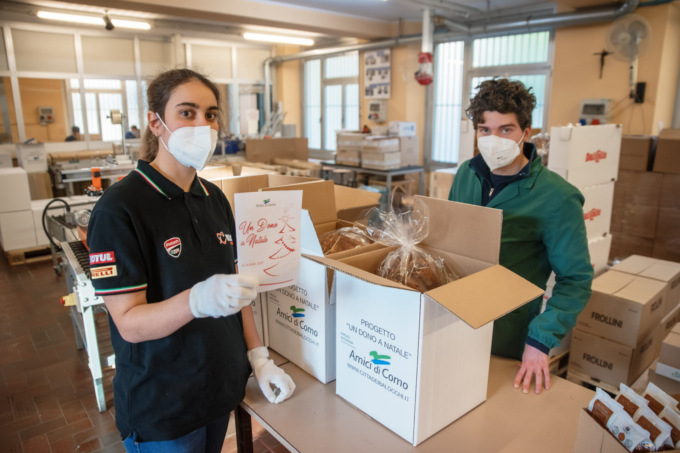 Amici di Como, grande cuore: 1300 pacchi alimentari per Natale alle famiglie in difficoltà