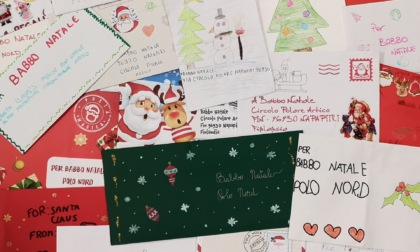 Migliaia di letterine per Babbo Natale affidate a Poste Italiane. La postina Paola: "Quanta gioia nel vederle"