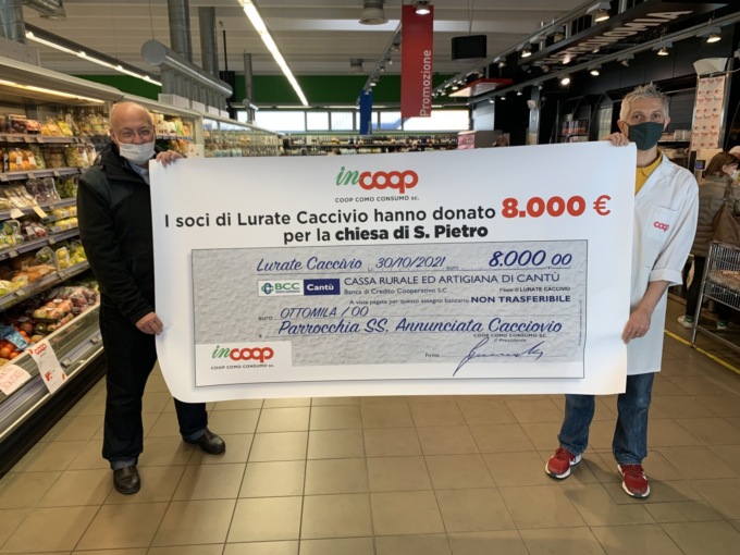Il grande cuore della Coop: assegno da 8mila euro per restaurare la chiesa