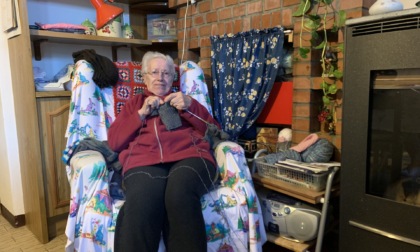 A 88 anni sferruzzatrice per i bisognosi