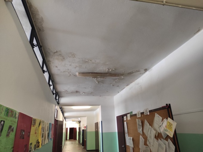 Scuola di Albate, finalmente sono partiti i lavori: membrana impermeabile per il tetto, tinteggiature e nuovi parapetti