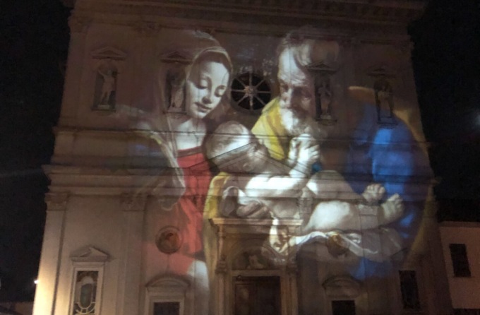 Bianco Natale, una grande e bellissima Natività sulla facciata della chiesa parrocchiale