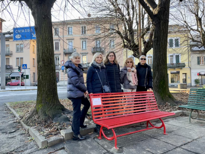 Tre nuove panchine rosse a Como, Negretti: “Nel 2021 188 donne si sono rivolte al centro antiviolenza, più che nel 2020”