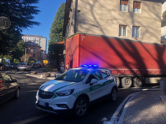 Tir incastrato in via Volta, auto danneggiata