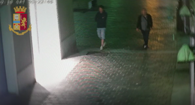 Avevano derubato tre esercizi commerciali a Como: arrestato un ladro, irreperibile il complice