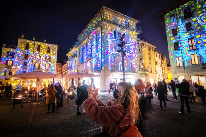 Piazza Volta illuminata dai bimbi della Munari: un bosco di fantasia alla Città dei Balocchi