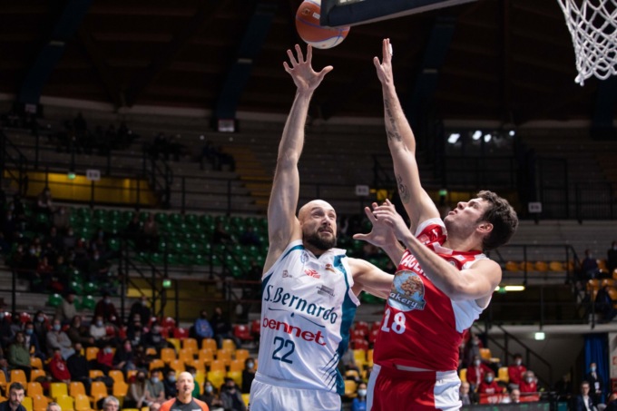 Pallacanestro Cantù martedì in campo contro Urania Milano