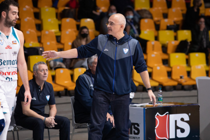 Pallacanestro Cantù domani in campo contro Pistoia