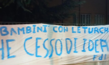 Fratelli d'Italia Fino Mornasco: striscione contro i bagni alla turca a scuola