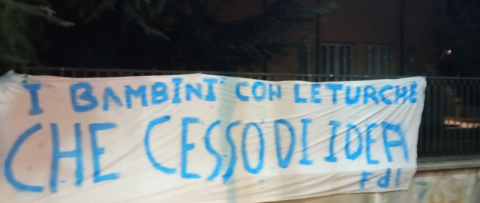 Fratelli d’Italia Fino Mornasco: striscione contro i bagni alla turca a scuola