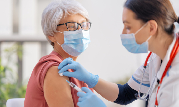 Vaccinazione antinfluenzale, c’è tempo fino a fine anno: copertura solo al 50% tra gli over 65